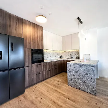 Iii Apartment *
