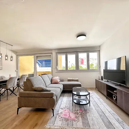 Iii Apartment *