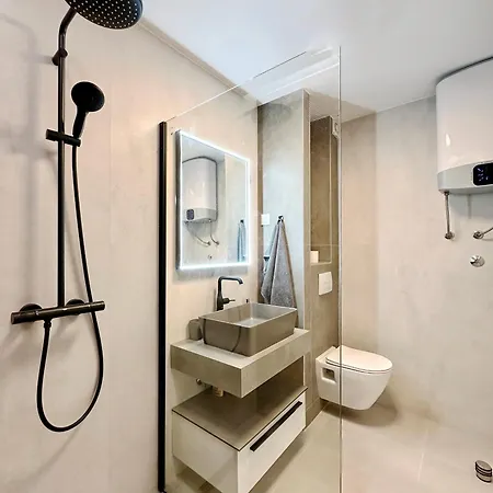 Iii Apartment *