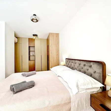 Iii Apartment *
